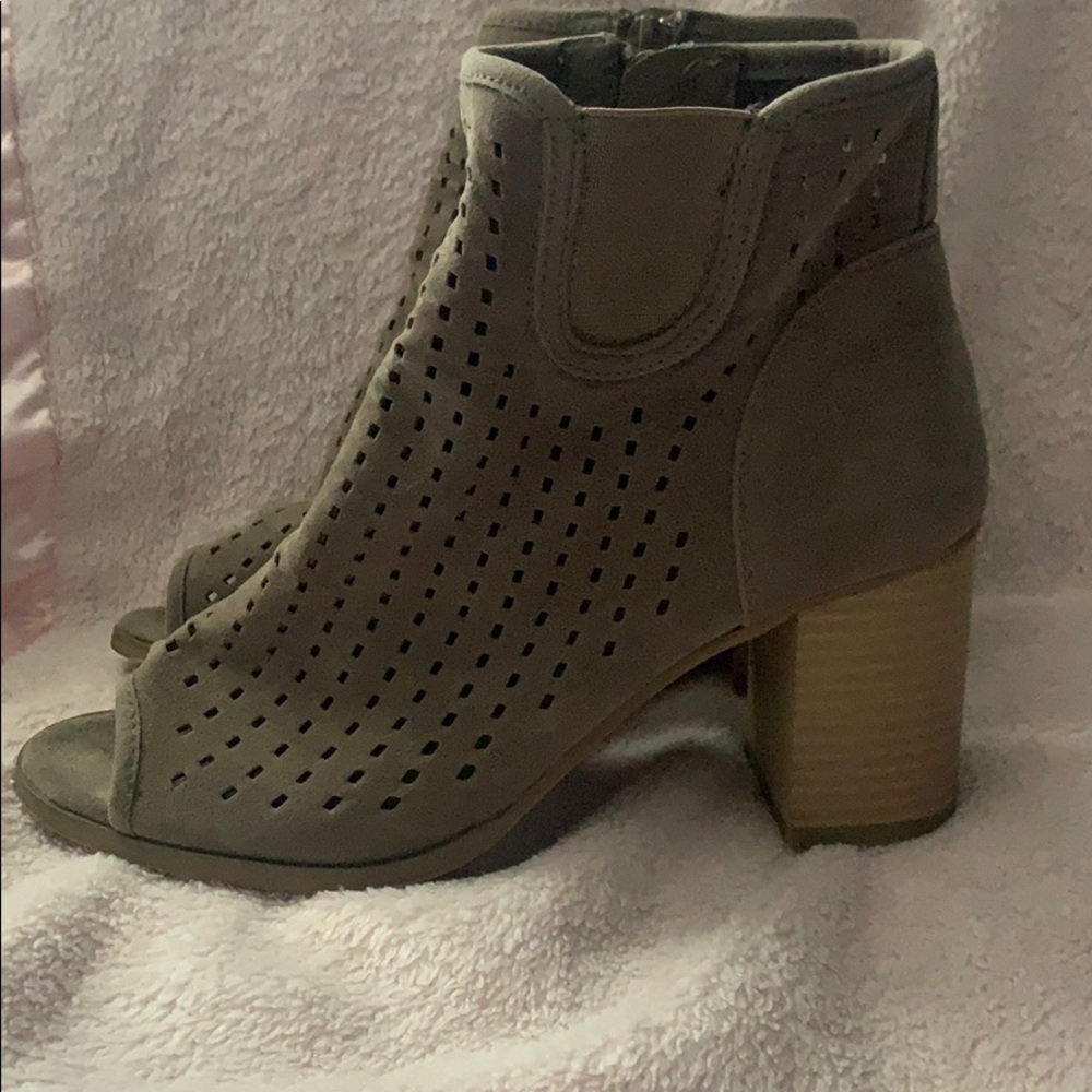 Open toe booties - Picture 2 of 3